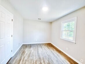 Building Photo - 1065 Farm Pond Ln
