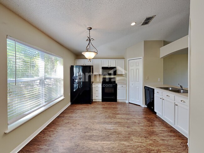 Foto del edificio - 3941 Warbler Dr