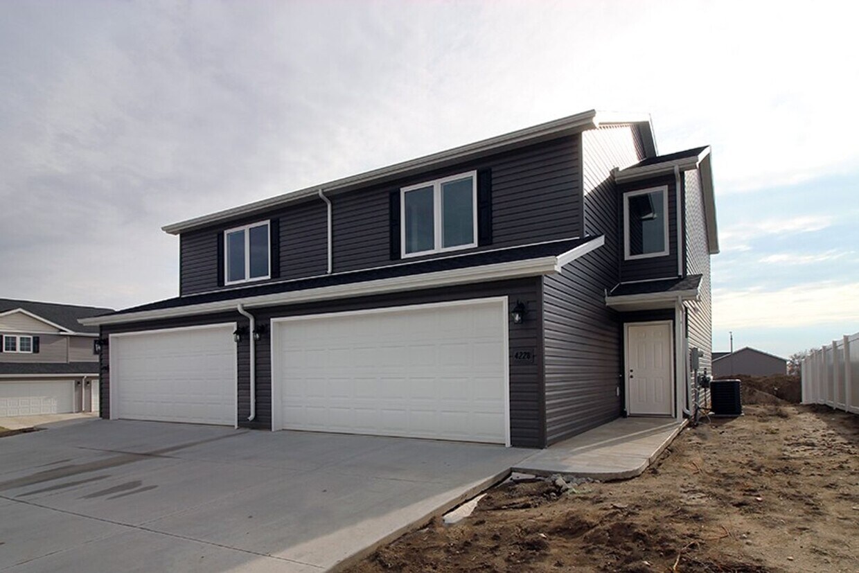 Foto principal - N Bismarck Twin Home with Finished Basemen...