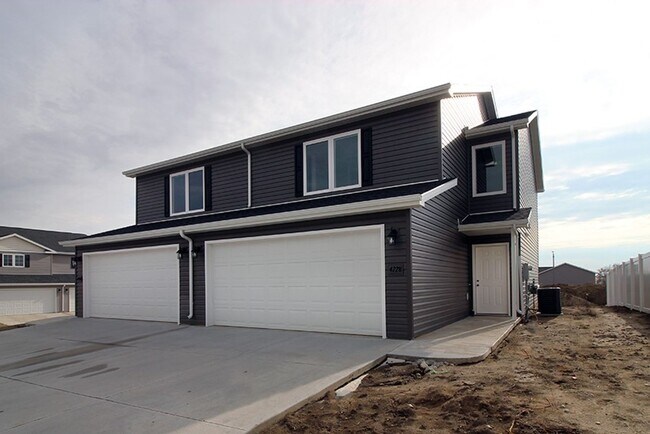Foto del edificio - Stunning 2-Story Twin Home in Vibrant Lake...