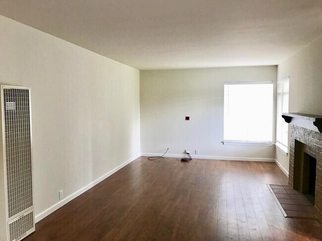 Building Photo - Spacious 3 Bed 1.5 Bath House Close to Val...