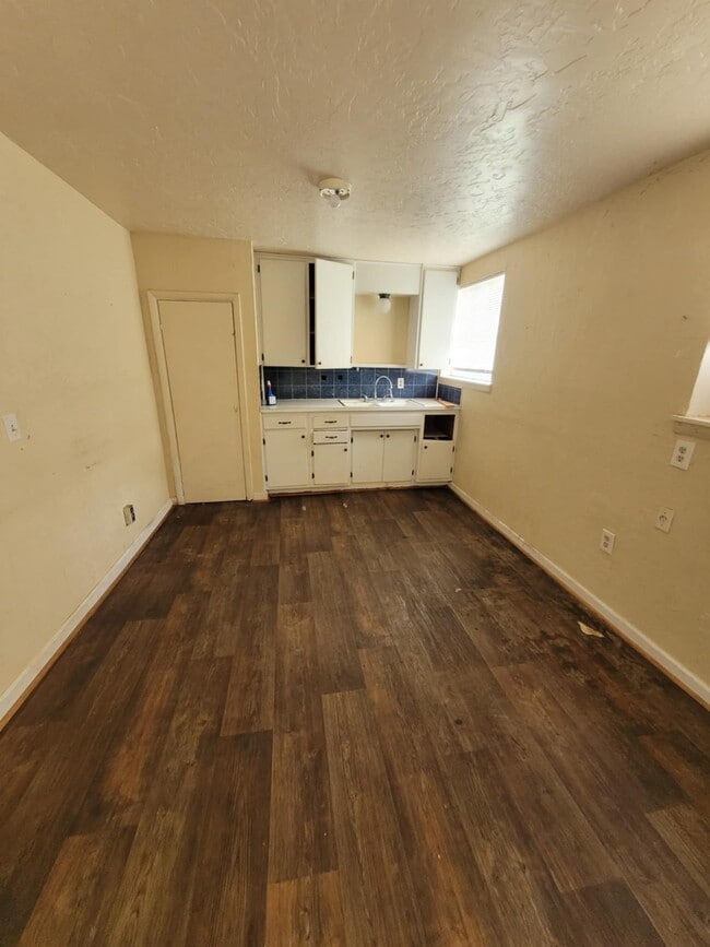 Building Photo - 1211 W Oak Ave
