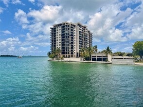 Building Photo - 801 N Venetian Dr