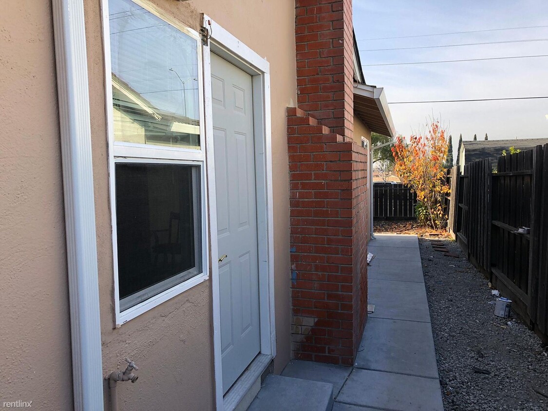 Primary Photo - 1121 Kensington Dr