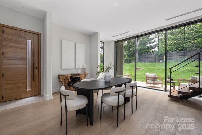 Foto del edificio - 4026 Chevington Rd