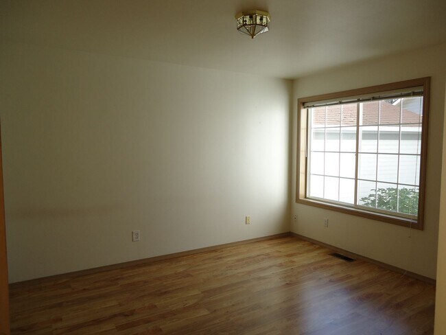 Building Photo - 2 br, 2 bath House - 8318 N Village Dr #1