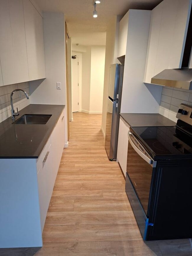 Photo du bâtiment - 1320 King Albert Ave