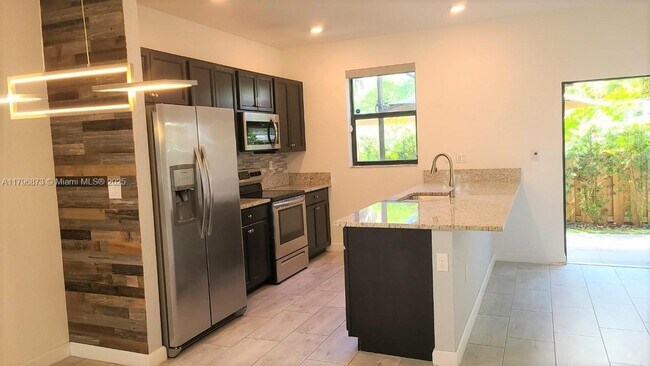 Building Photo - 1545 SW 28th St