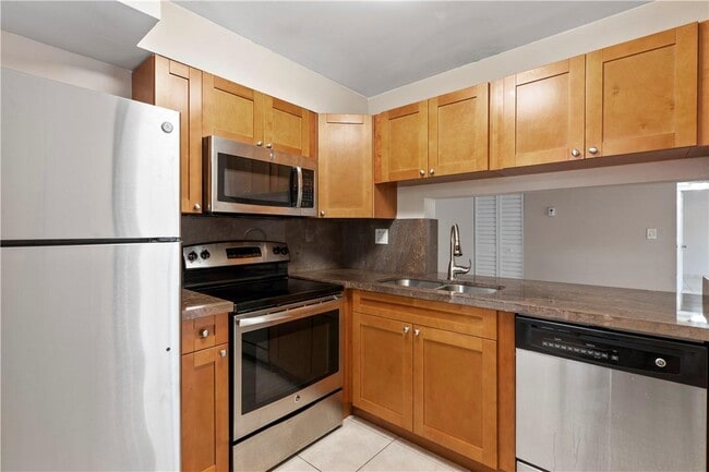 Building Photo - 2733 S Oakland Forest Dr