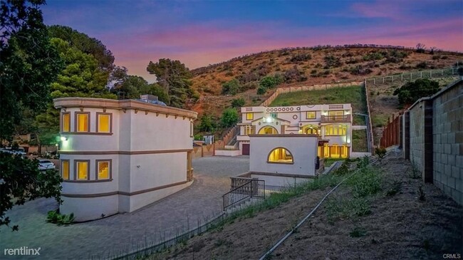 Foto del edificio - 5 br, 5 bath House - 10270 Sunland Blvd