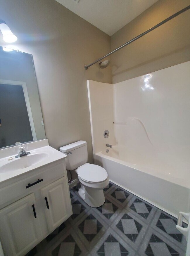 Building Photo - Charming 3 bedroom in a well-established n...