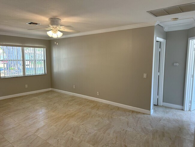 Building Photo - Centrally located and close to shopping, s...