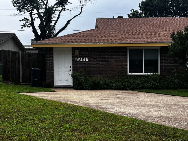 Building Photo - 2214 Lavern St