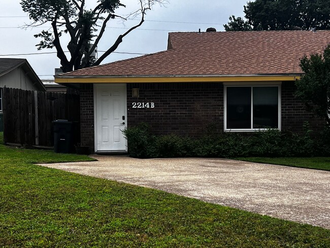 Photo - 2214 Lavern St Apartment
