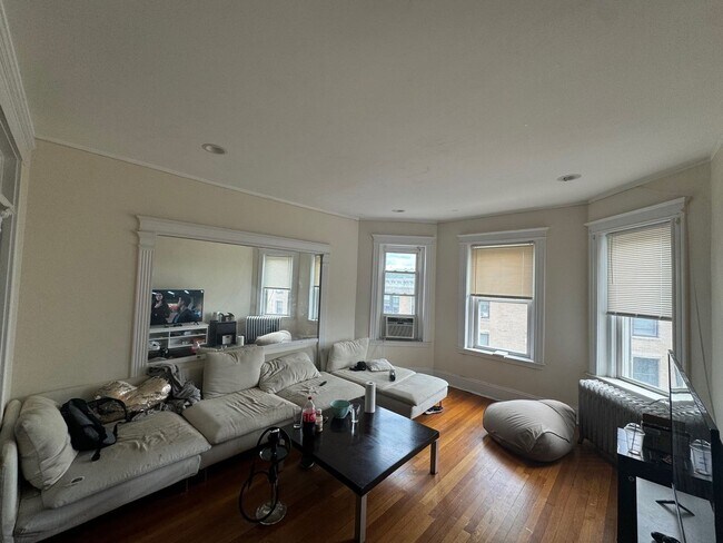 Foto del edificio - No Brokers Fee Unit on Cleveland Circle, Eat-in Kitchen, Big Bedrooms, Steps from the T Stop, Par...