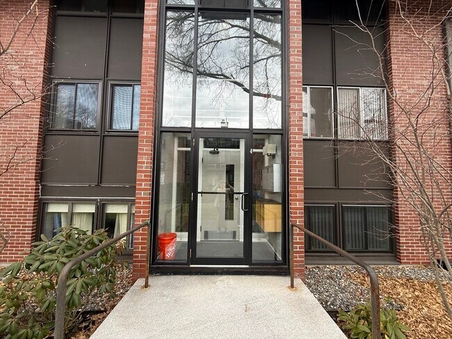 Foto del edificio - 4 Longwood Dr