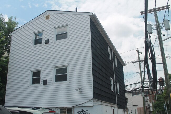 Building Photo - 164 Tonnelle Ave