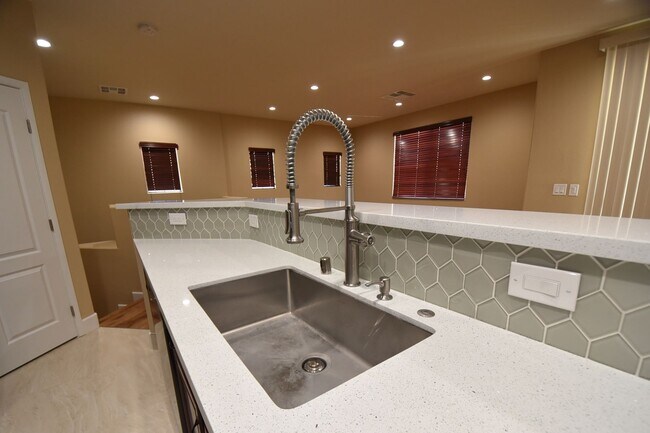 Foto del edificio - Discover Your Dream Home in This Stylishly...