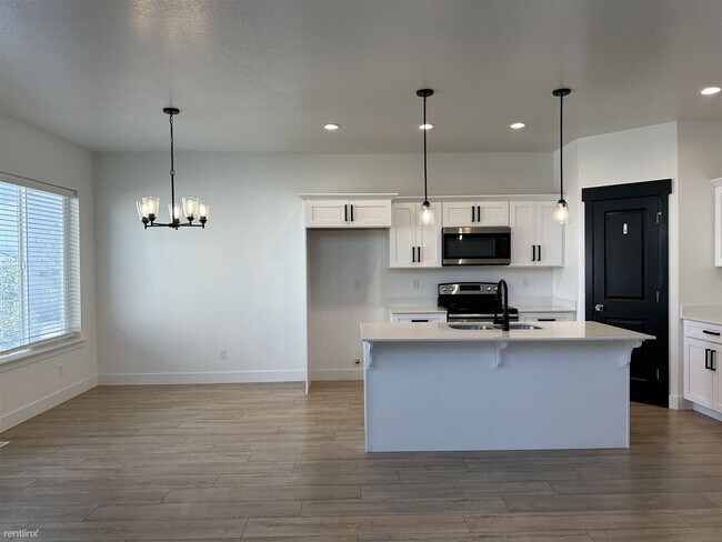 Building Photo - 4 br, 3.5 bath Townhome - 13103 S Keegan Dr