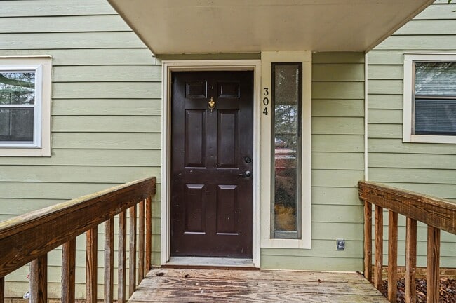 Foto del edificio - 304 Cedarwood Ln