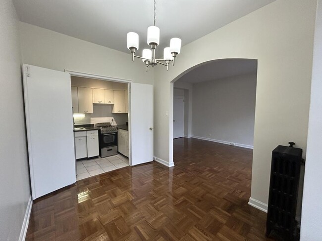 Building Photo - 1 bedroom in Chicago IL 60657