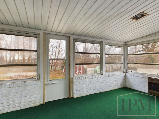 Building Photo - Available Now Spacious 2 Bedroom Single Fa...