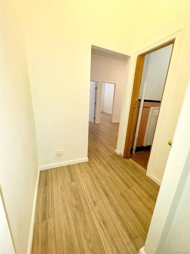 Foto del edificio - 238-03 Braddock Ave