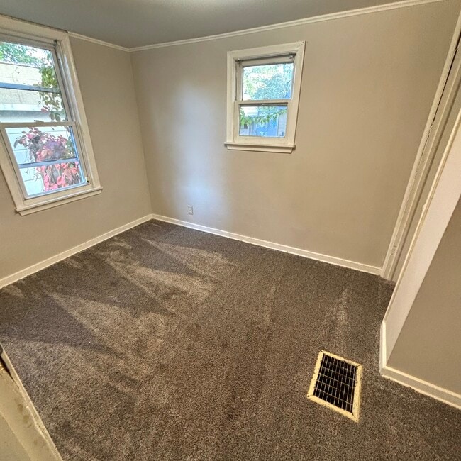 Building Photo - 411 S Hayford Ave