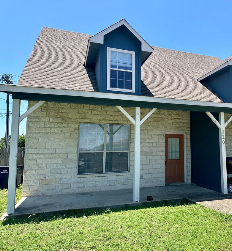 220 Sandstone Dr, Jarrell, TX 76537 Townhome Rentals in Jarrell TX