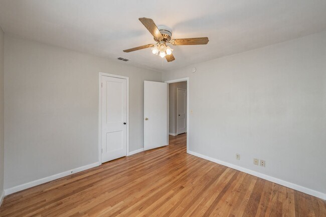 Building Photo - Updated home in Arlington Heights!