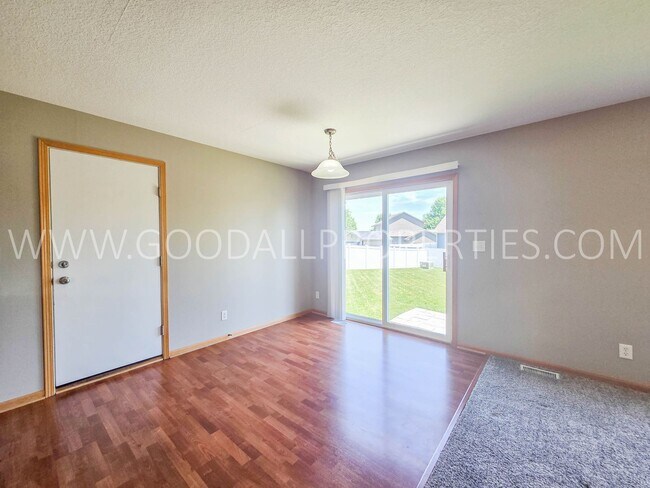 Foto del edificio - Urbandale Home in Waukee Schools with Office, Fireplace & 2-Car Garage