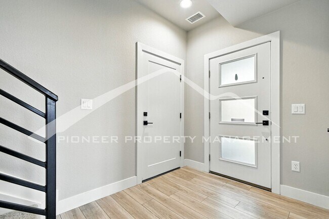 Building Photo - Stunning Townhome with Central AC and Wash...