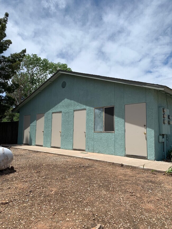 Foto del edificio - FOUR-PLEX SINGLE LEVEL APARTMENT - CLARKDALE