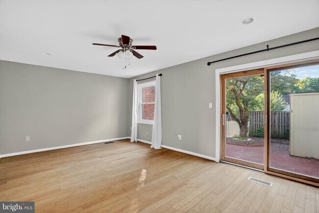 Foto del edificio - 1694 Forest Hill Ct