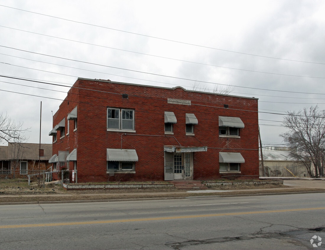 Primary Photo - 106 N Utica Ave