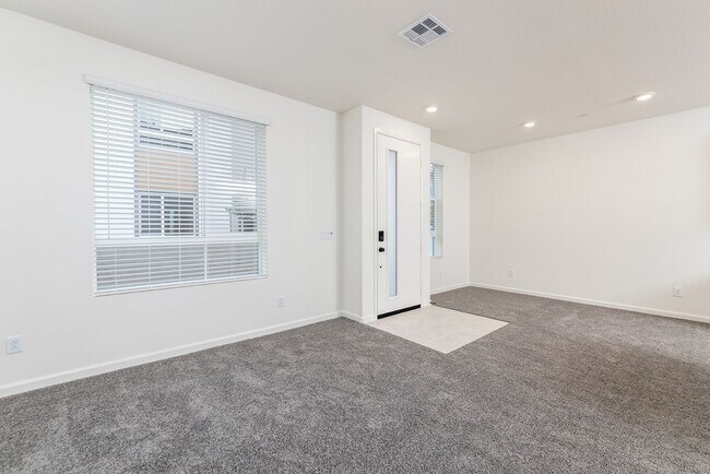 Building Photo - Stunning New Build, Never Lived in Condo i...