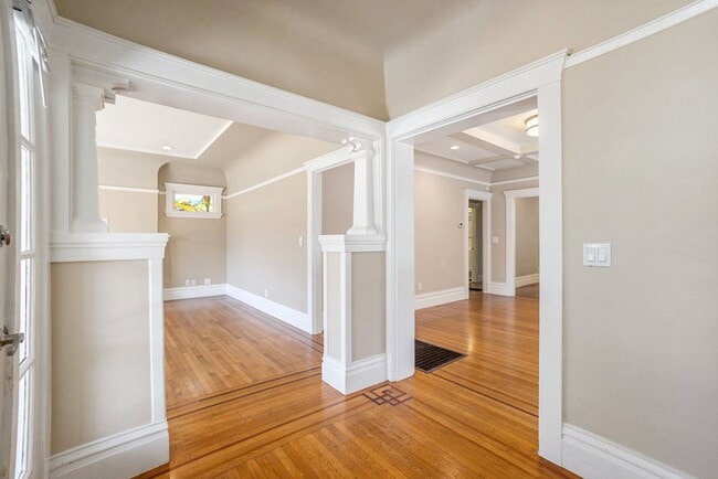 Building Photo - 731 Taylor Ave