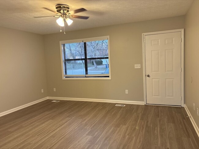 Building Photo - Freshly Renovated Duplex in Manchester!