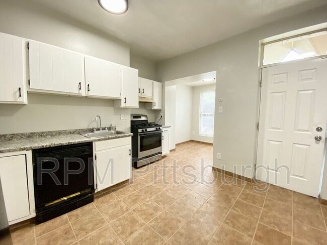 Building Photo - 753 Chautauqua Ct