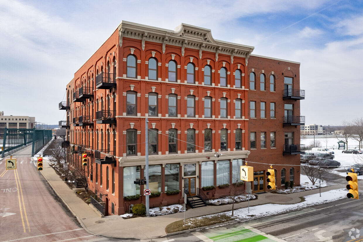 Primary Photo - Landmark Lofts