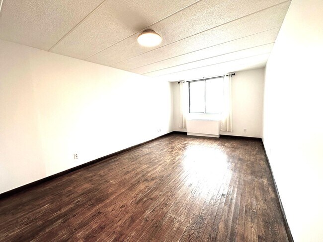 Foto del edificio - 97-12 63rd Dr