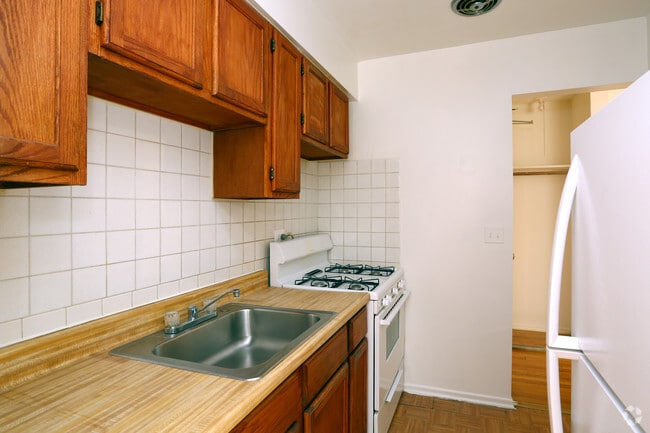 1BR, 1BA - Kitchen - 6830 N Sheridan Rd