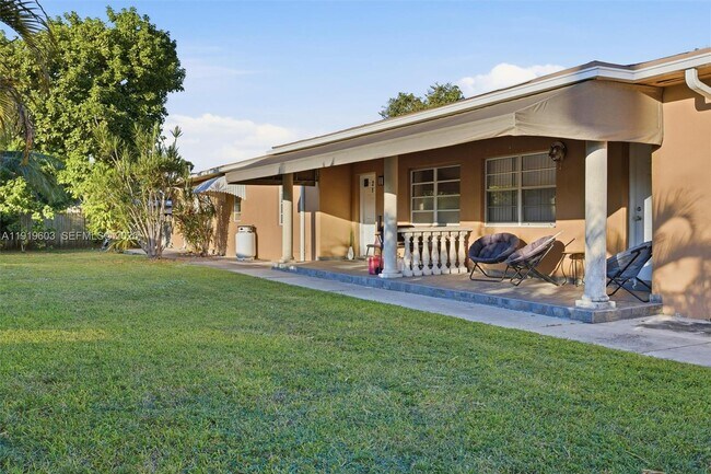 Foto del edificio - 2445 SW 18th St