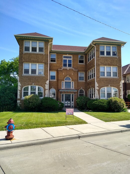 Building - 4552 W Wells St