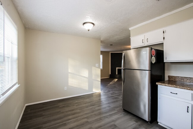 Building Photo - 3709 Beacon Hill Dr