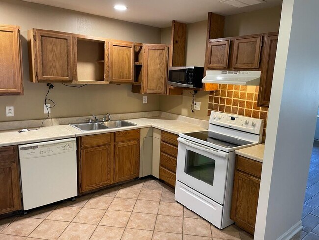 Building Photo - 860 Apache Trail