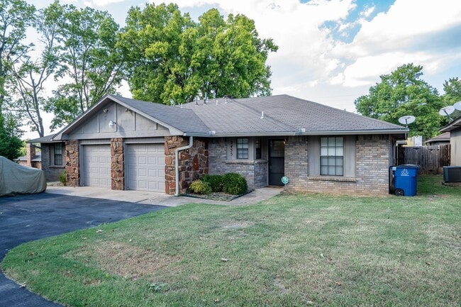 Building Photo - Stunning 2 Bed 2 Bath Home on Quiet Street...