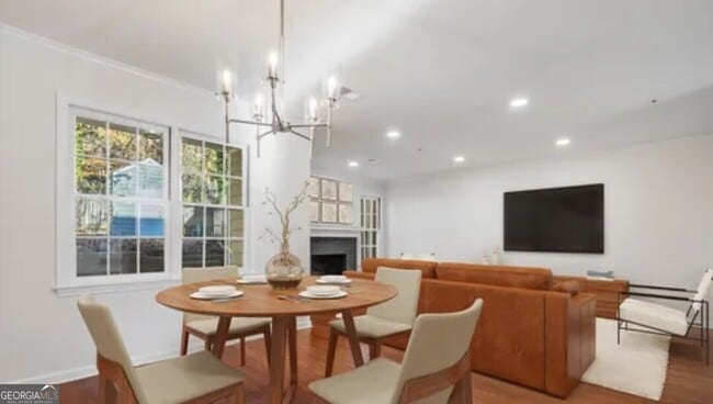 Building Photo - 591 St James Walk SE