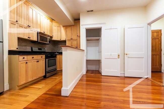 Building Photo - BROOKLINE 3BED!!!!