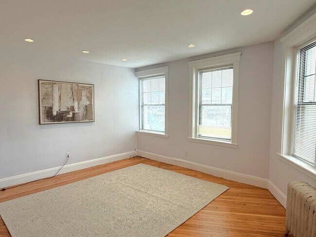 Foto del edificio - 2 Bedroom sunny second-floor corner unit a...
